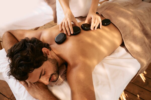 benefici del massaggio con pietre calde