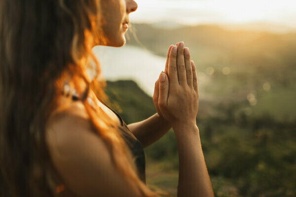 Meditazione Vipassana: 6 benefici della connessione con il tuo io interiore