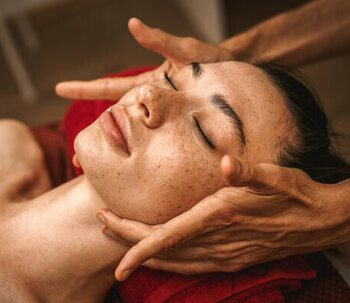 Cos'è un massaggio ayurvedico? Vantaggi e tipi di trattamento