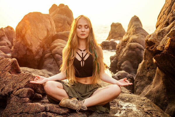 Cos'è il tantra yoga? Scopri 5 esercizi per goderti più piacere