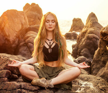Cos'è il tantra yoga? Scopri 5 esercizi per goderti più piacere