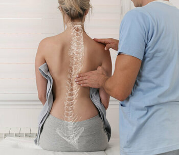 Cosa fa un osteopata per la tua schiena? 5 Vantaggi di questo trattamento