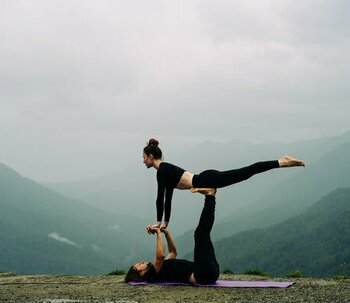 Acroyoga: i benefici di combinare yoga e acrobazie
